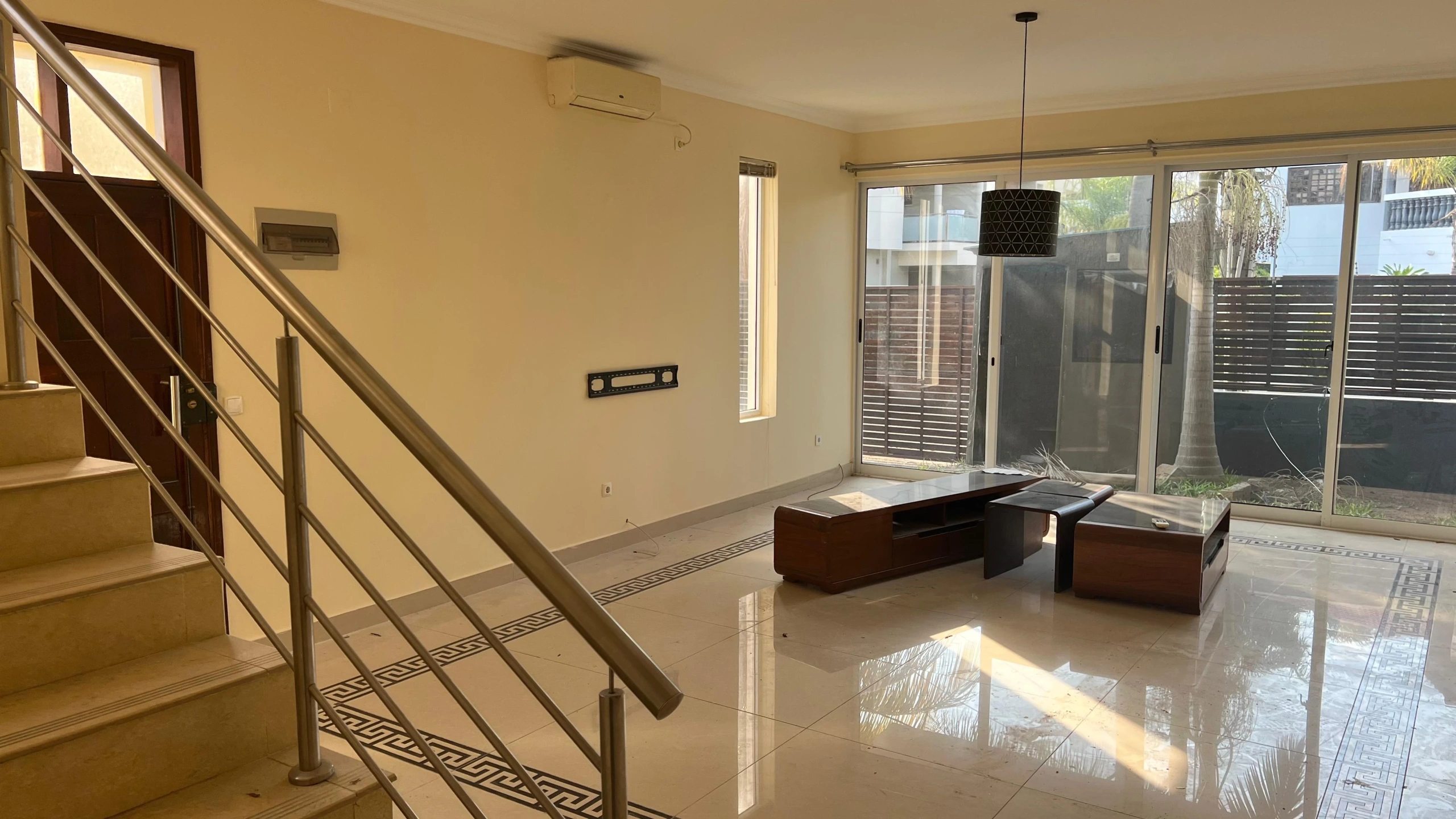 Vende-se luxuosa moradia T4 suites no triunfo próximo a escola 