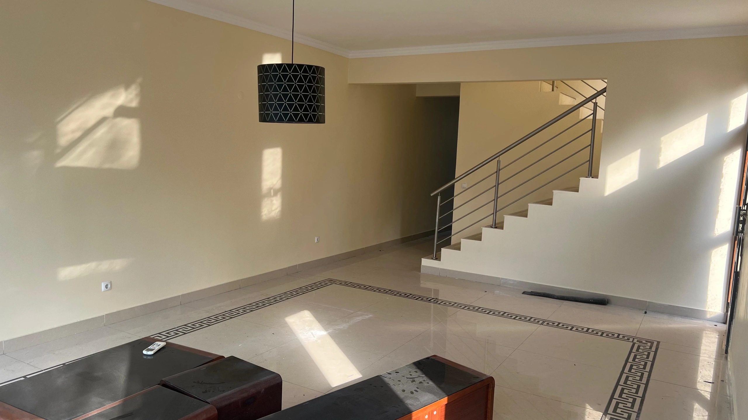 Vende-se luxuosa moradia T4 suites no triunfo próximo a escola 