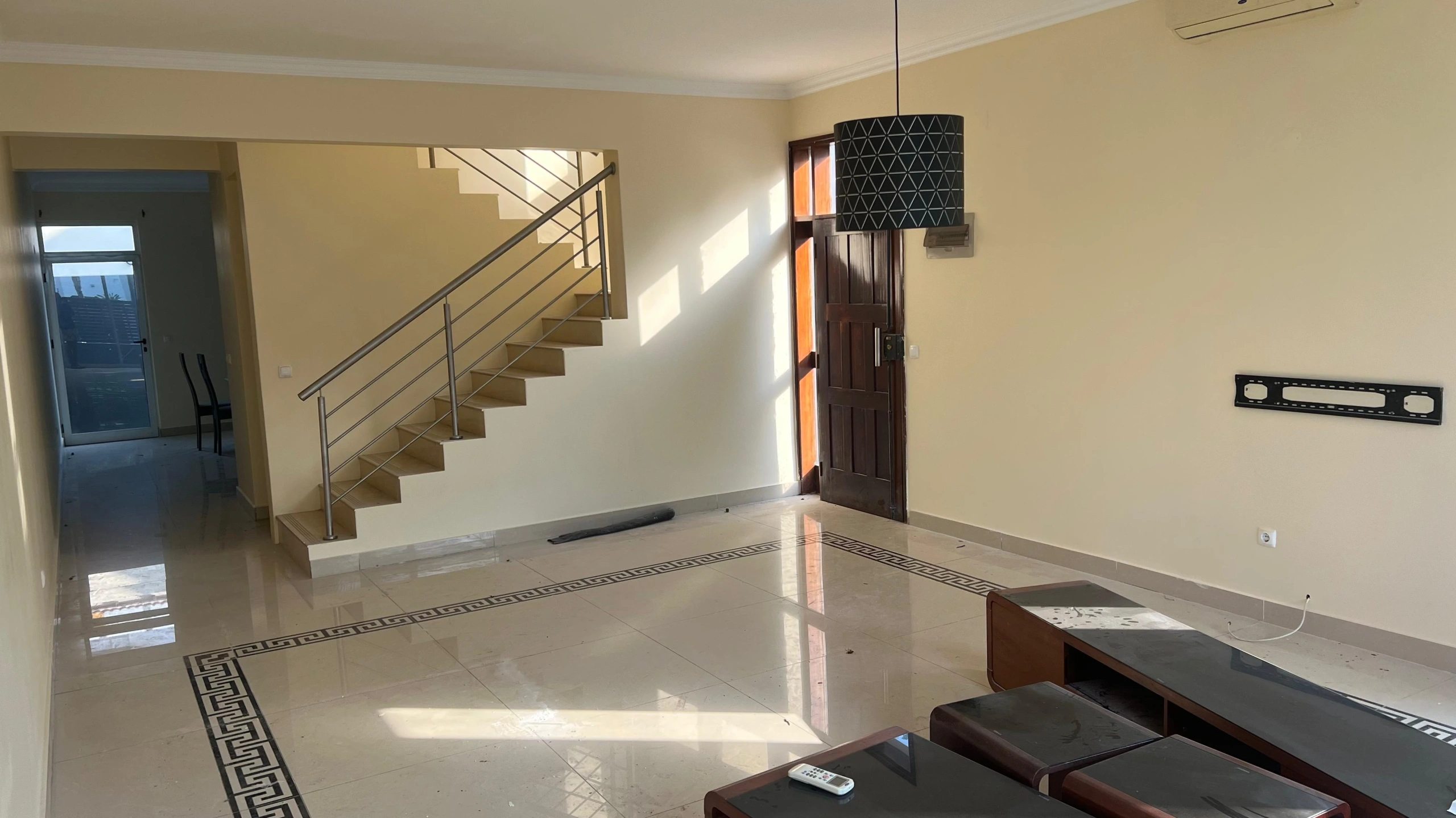 Vende-se luxuosa moradia T4 suites no triunfo próximo a escola 