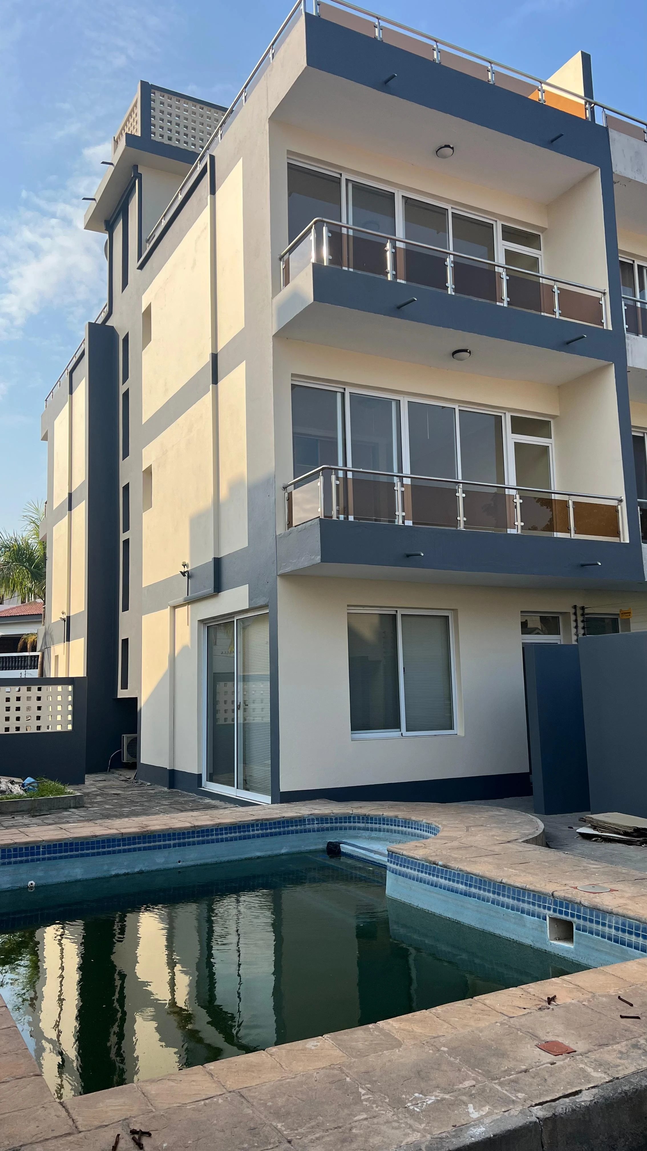 Vende-se luxuosa moradia T4 suites no triunfo próximo a escola