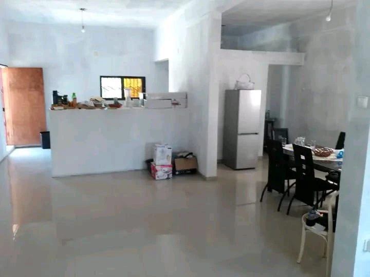 Vende se propriedade T3 num terreno de 30x70m vedado na Matola rio 