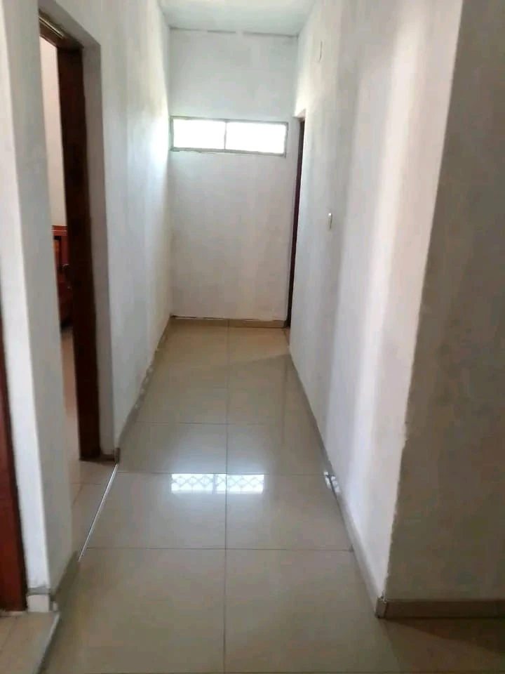 Vende se propriedade T3 num terreno de 30x70m vedado na Matola rio 