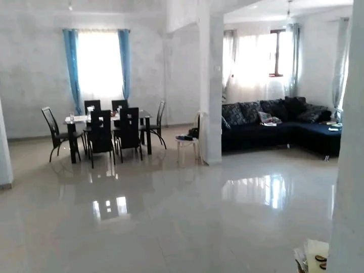 Vende se propriedade T3 num terreno de 30x70m vedado na Matola rio 