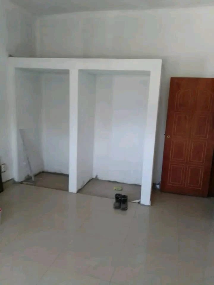 Vende se propriedade T3 num terreno de 30x70m vedado na Matola rio 