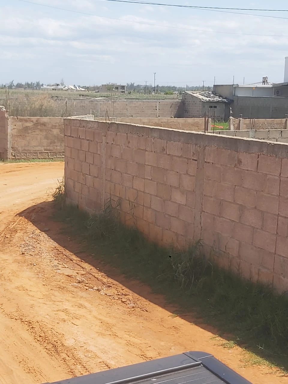 Trespasse de terreno 25x50m vedado em mapulene e com toda documentaçã.