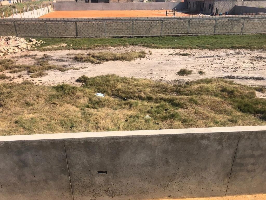 Trespasse de terreno 25x50m vedado em mapulene e com toda documentaçã.