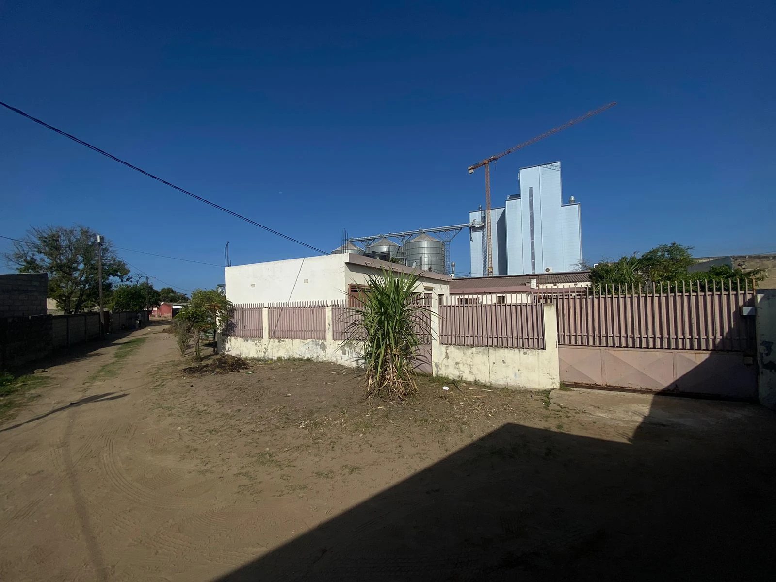 Vende-se 2 casas na Machava socimol próximo a fábrica de ração higest.