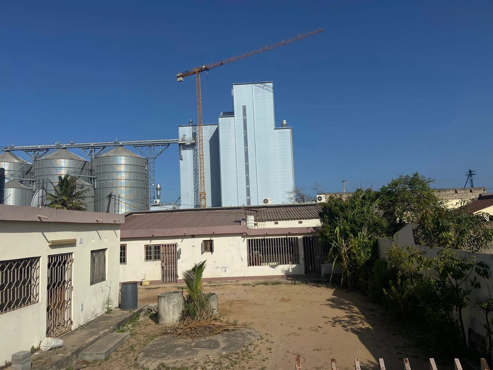 Vende-se 2 casas na Machava socimol próximo a fábrica de ração higest.