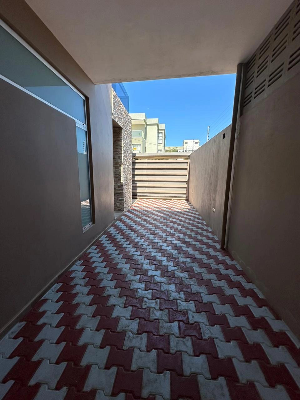 Duplex for sale. 100 m², 3 floors. Tiufo, Maputo. 