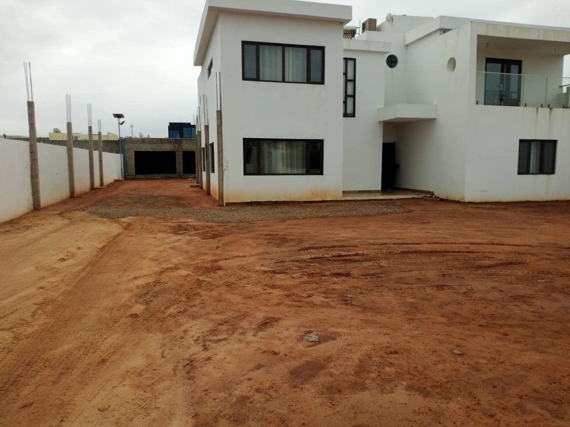 Vende-se vivenda duplex T4 em Mapulene - Costa do sol