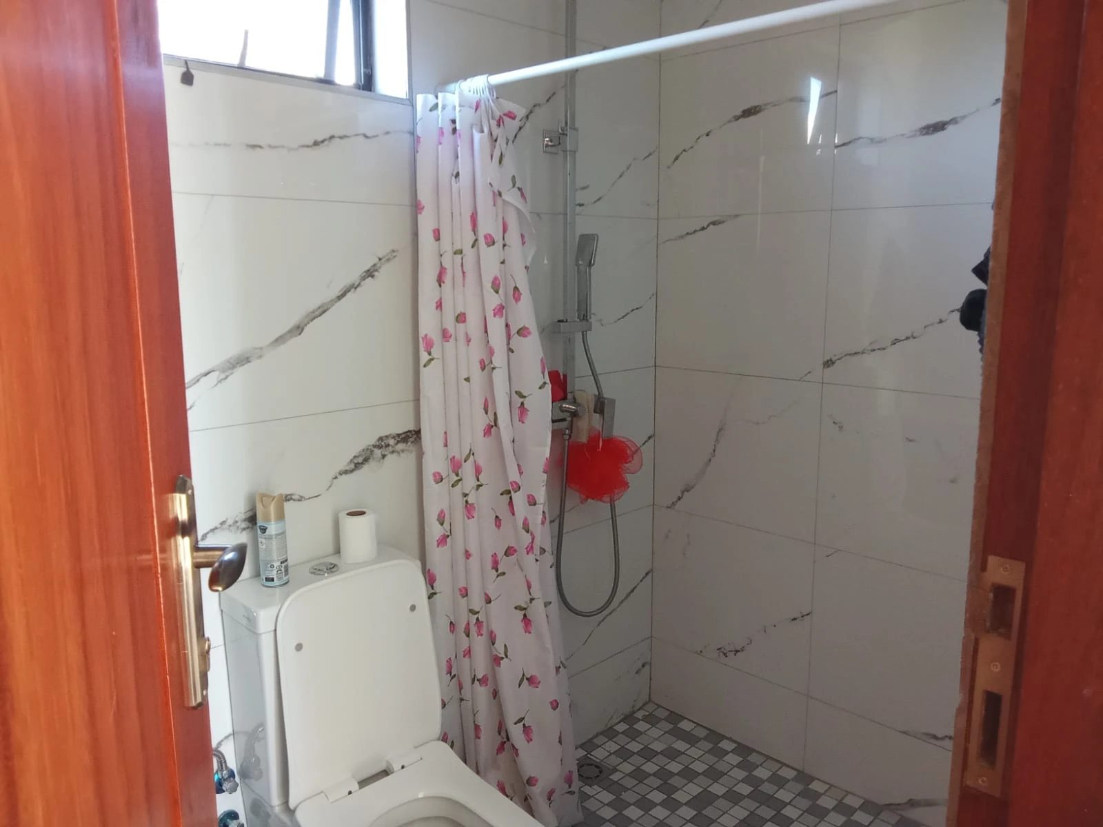 Arrenda-se moradia duplex T4 no Bairro Triunfo 