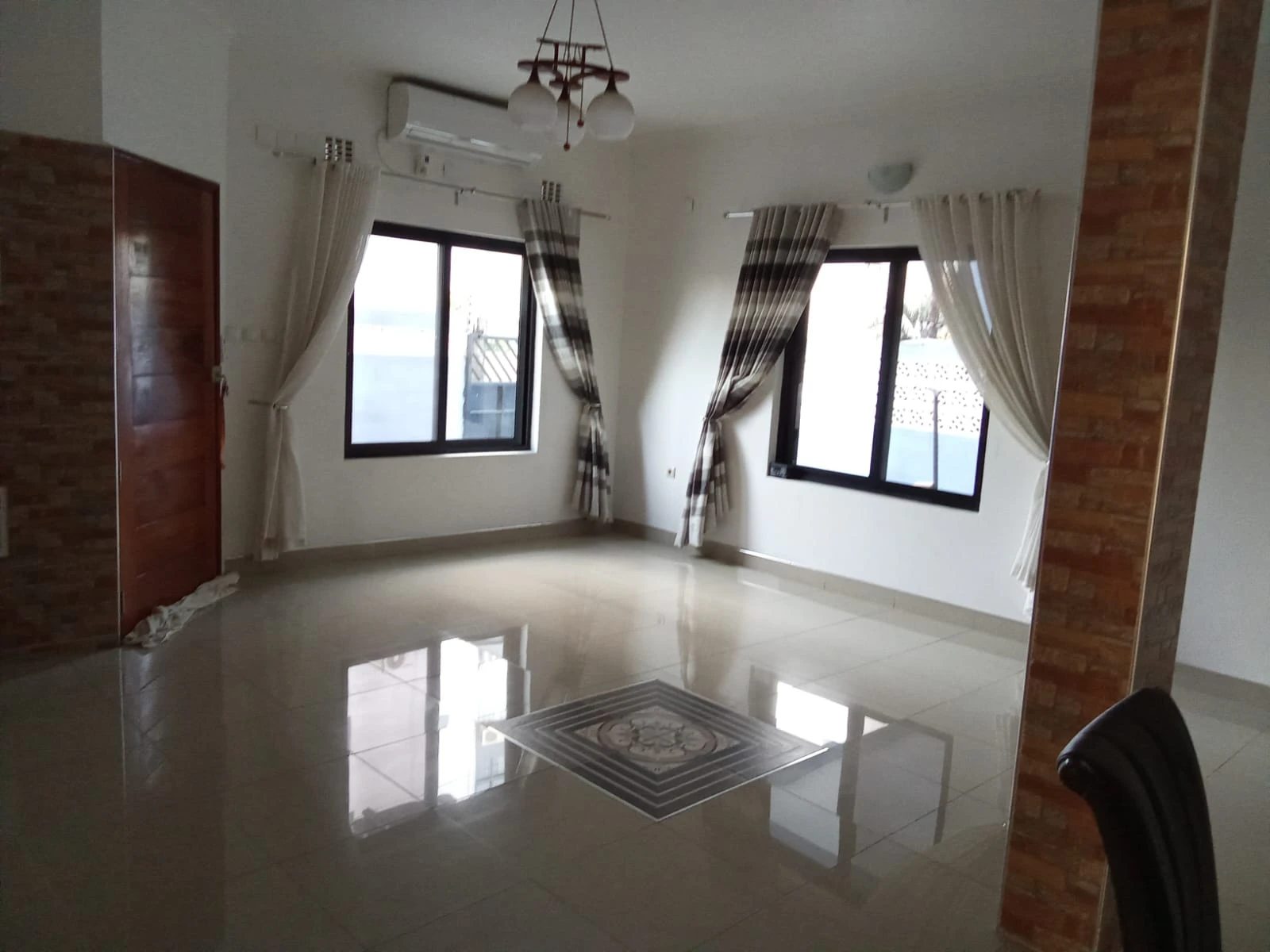 Arrenda-se moradia duplex T4 no Bairro Triunfo 