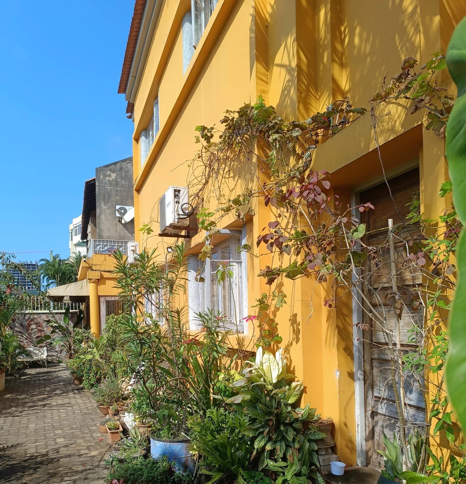 House for sale 600 m², 3 floors. Av. Tomás Nduda, Maputo. 