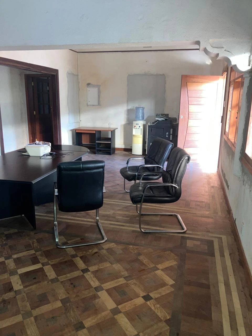 Vende-se vivenda duplex T4 independente com piscina na Polana Cimento 