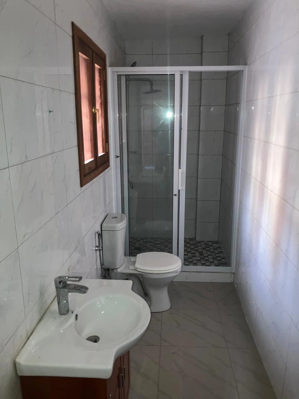 Vende-se vivenda duplex T4 independente com piscina na Polana Cimento 