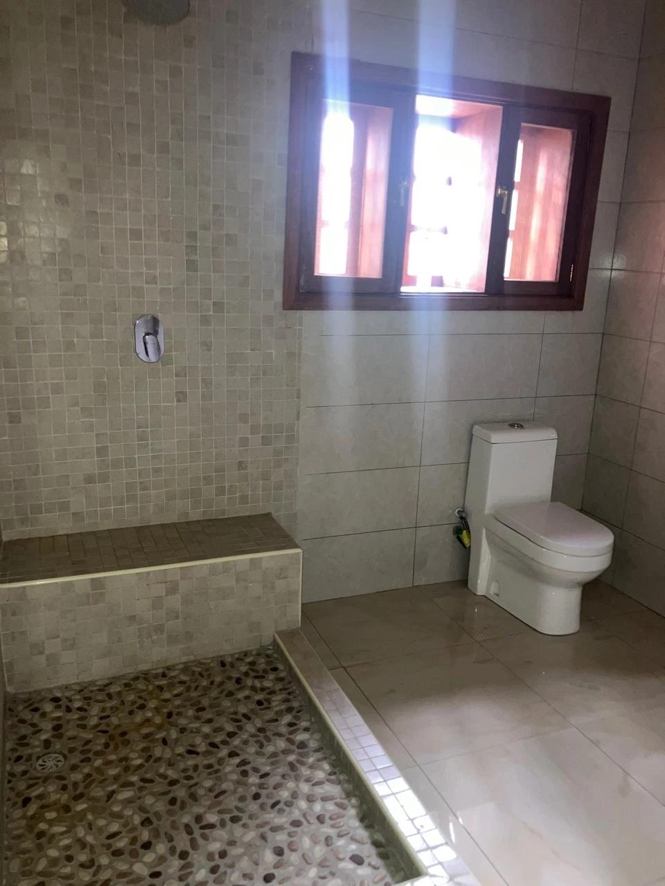 Vende-se vivenda duplex T4 independente com piscina na Polana Cimento 