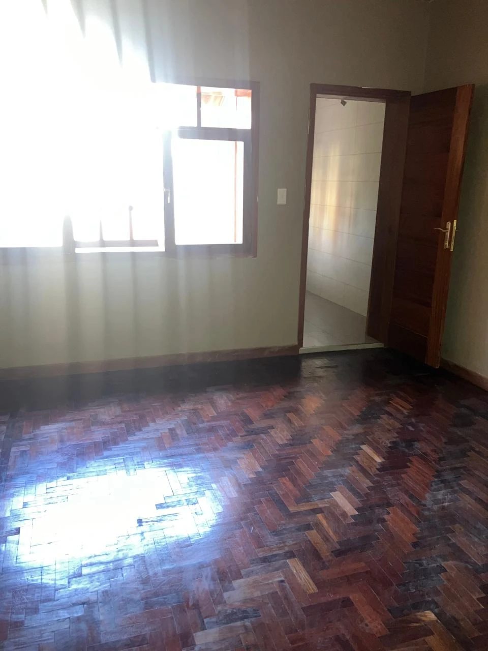 Vende-se vivenda duplex T4 independente com piscina na Polana Cimento 