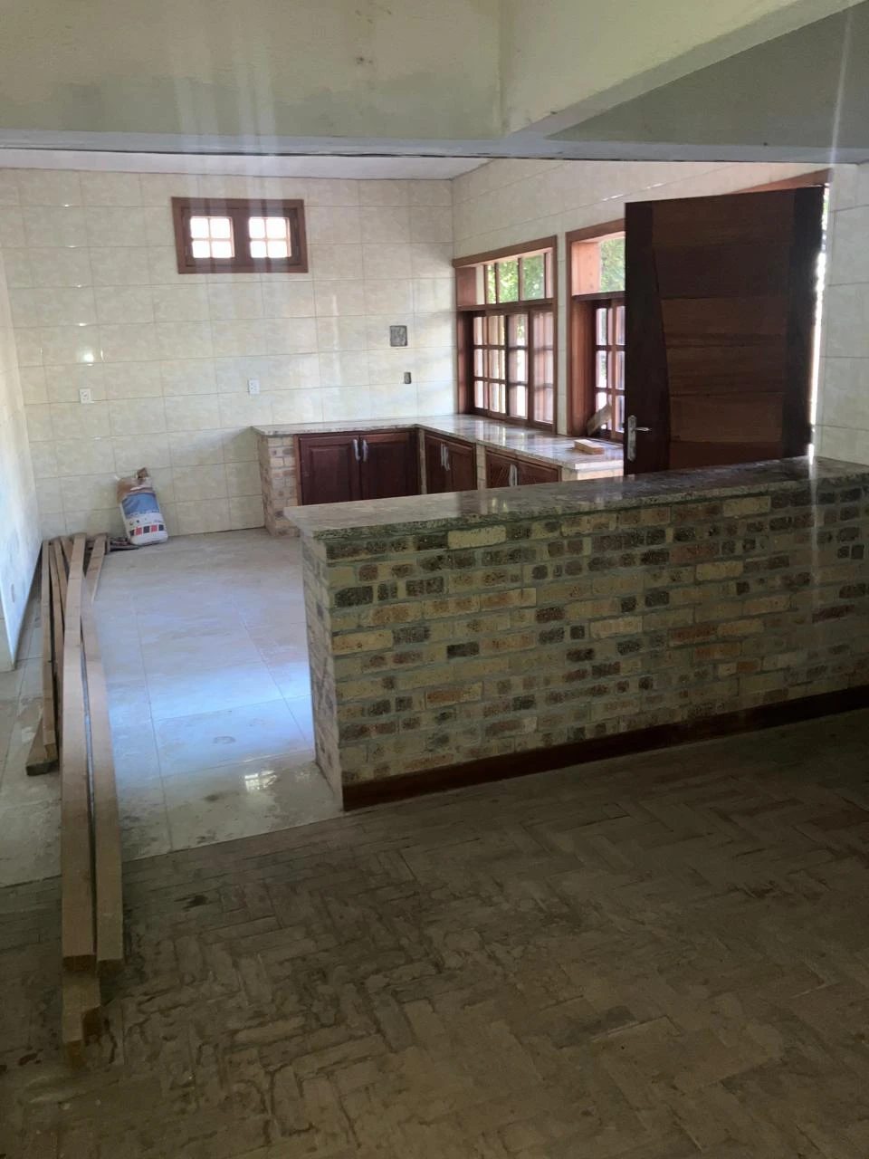 Vende-se vivenda duplex T4 independente com piscina na Polana Cimento 