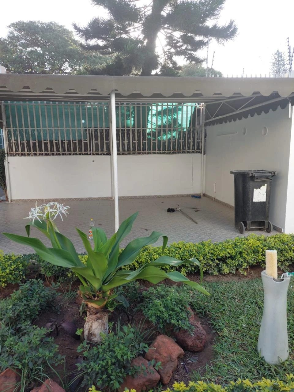 Vende-se moradia geminada(duplex) T3 com piscina na Sommerchield 1 