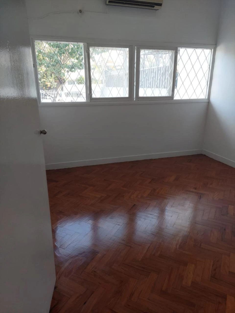 Vende-se moradia geminada(duplex) T3 com piscina na Sommerchield 1 