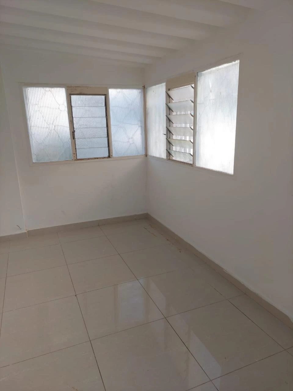 Vende-se moradia geminada(duplex) T3 com piscina na Sommerchield 1 