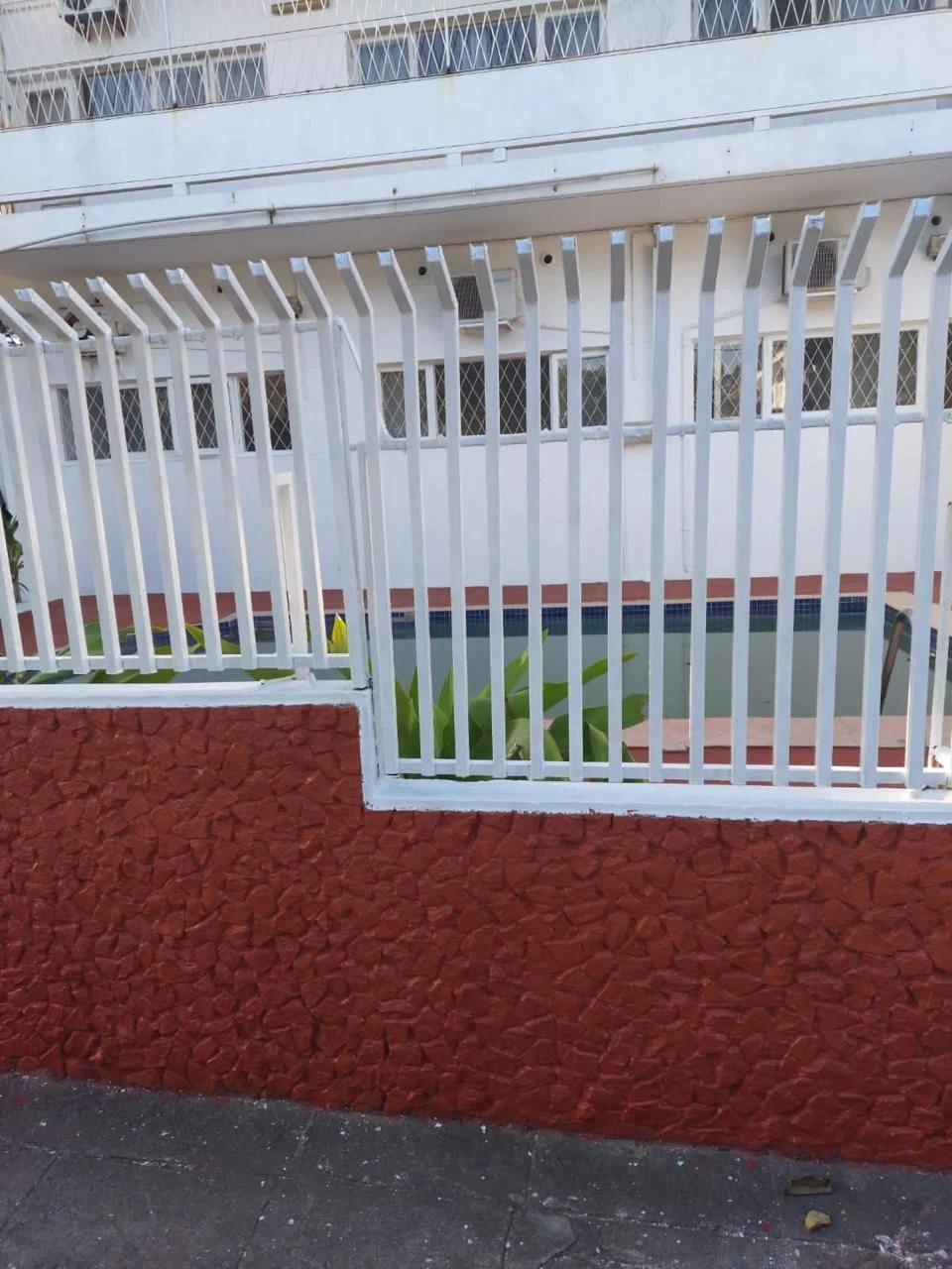 Vende-se moradia geminada(duplex) T3 com piscina na Sommerchield 1 