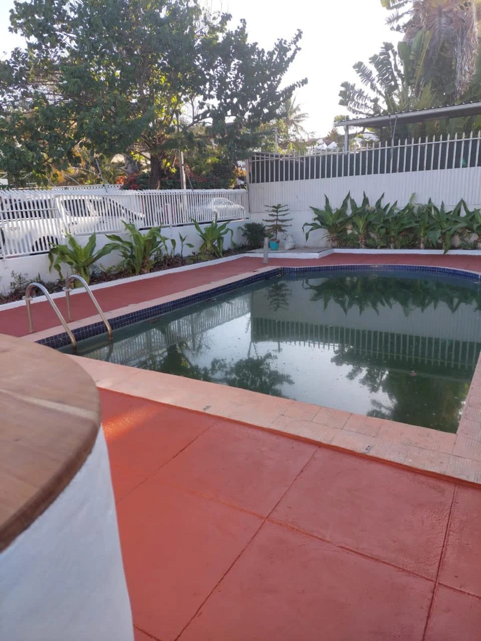 Vende-se moradia geminada(duplex) T3 com piscina na Sommerchield 1 