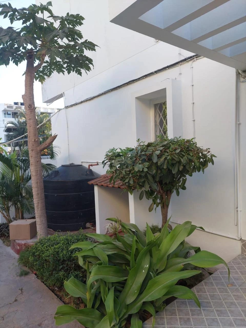 Vende-se moradia geminada(duplex) T3 com piscina na Sommerchield 1