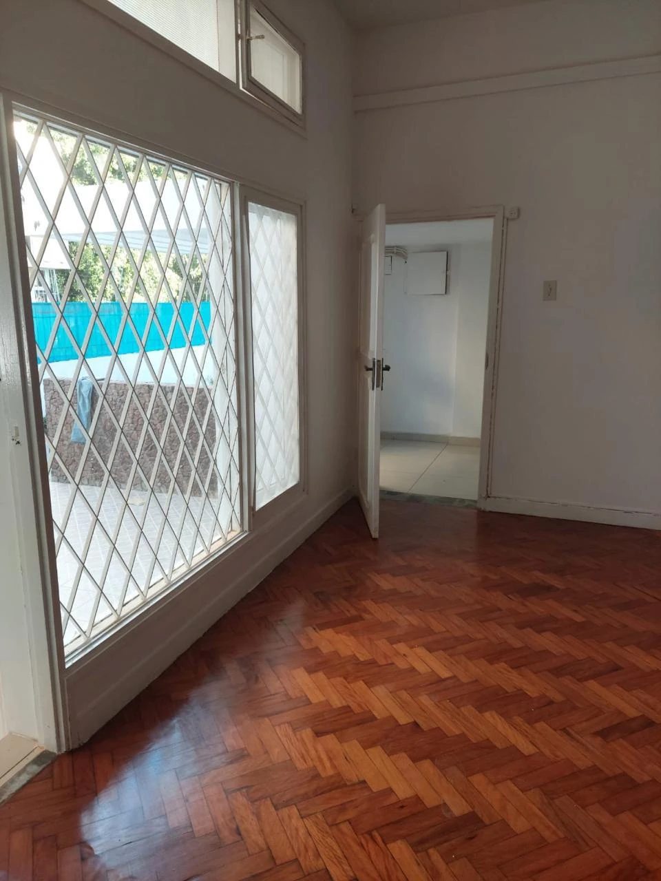 Vende-se moradia geminada(duplex) T3 com piscina na Sommerchield 1 