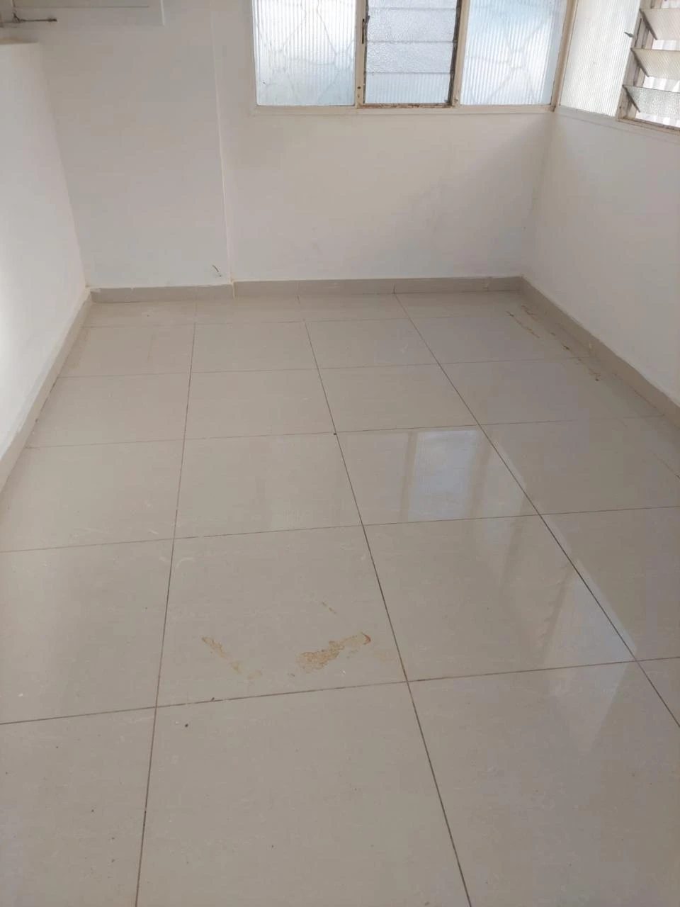 Vende-se moradia geminada(duplex) T3 com piscina na Sommerchield 1 